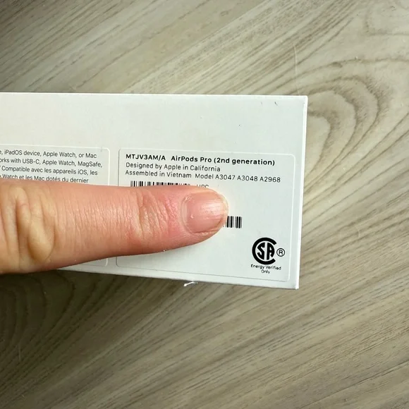 Apple AirPods Pro 2nd Generation new in box - Picture 3 of 9